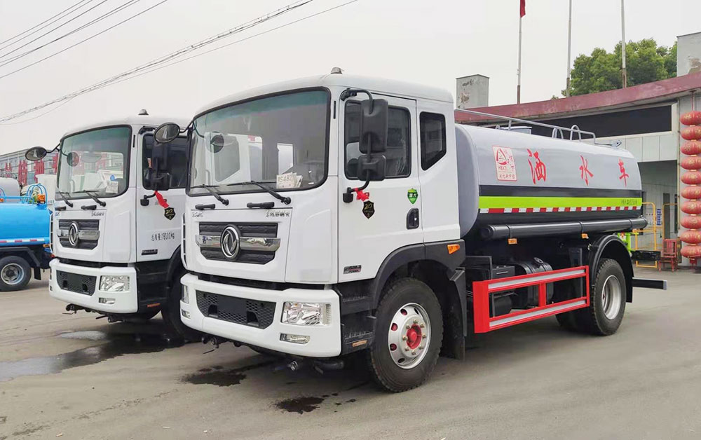 東風多利卡D9灑水車