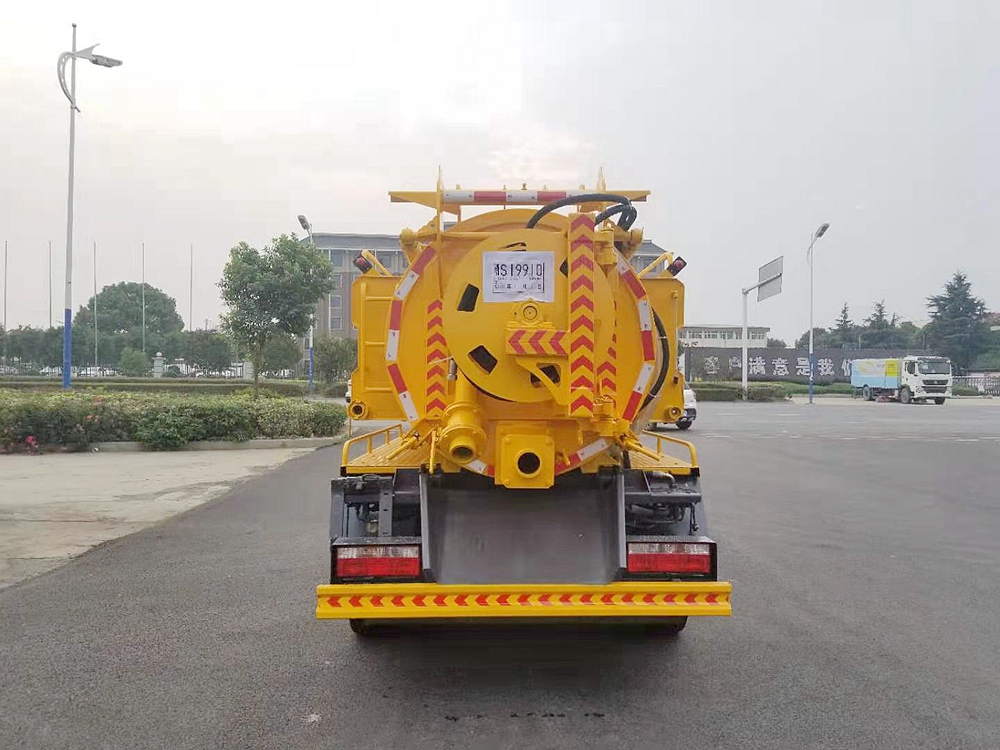 東風多利卡D6清洗吸污車