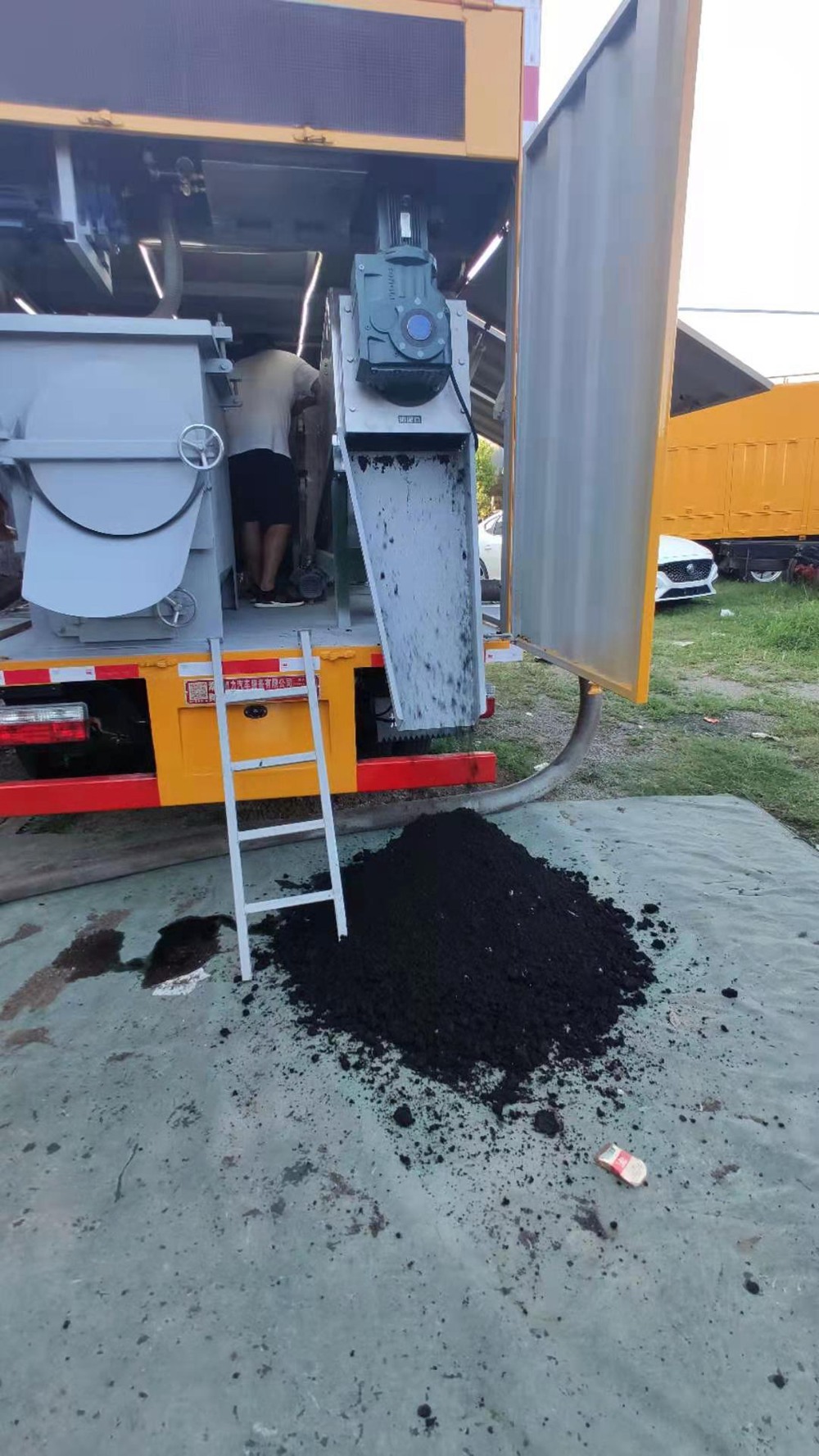 東風多利卡D6吸污凈化車