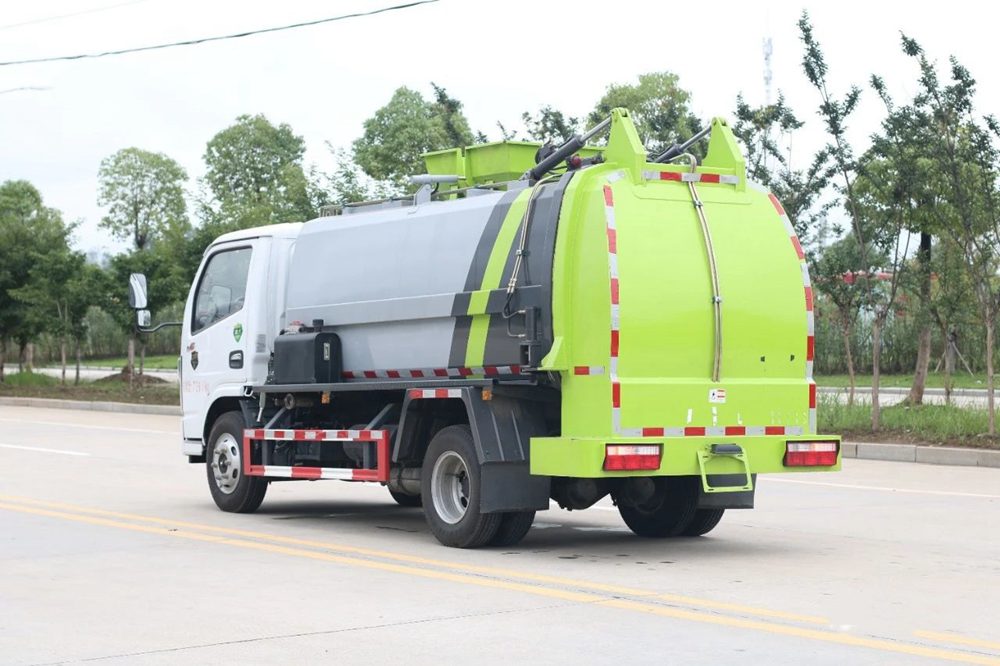 【4.5立方】東風(fēng)多利卡D6餐廚垃圾車