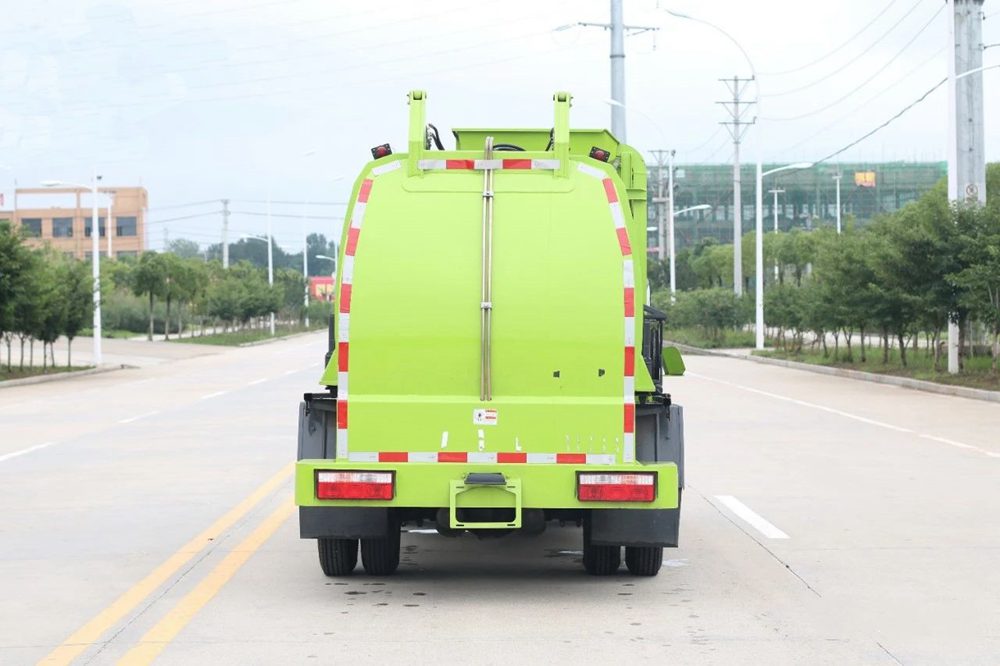 【4.5立方】東風(fēng)多利卡D6餐廚垃圾車